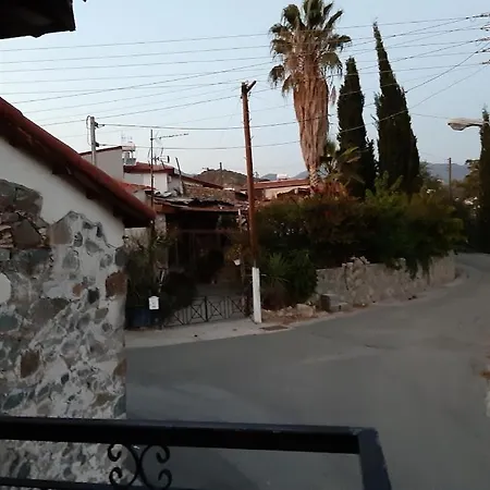 The Rock House - Beautiful Countryside With Mandarins Oranges And Olive Trees,. Near Limassol At Eptagonia Village. Prázdninový dům