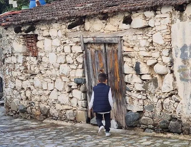Prázdninový dům The Rock House - Beautiful Countryside With Mandarins Oranges And Olive Trees,. Near Limassol At Eptagonia Village.