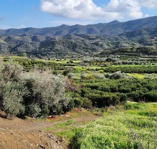 Prázdninový dům The Rock House - Beautiful Countryside With Mandarins Oranges And Olive Trees,. Near Limassol At Eptagonia Village. Ephtagonia