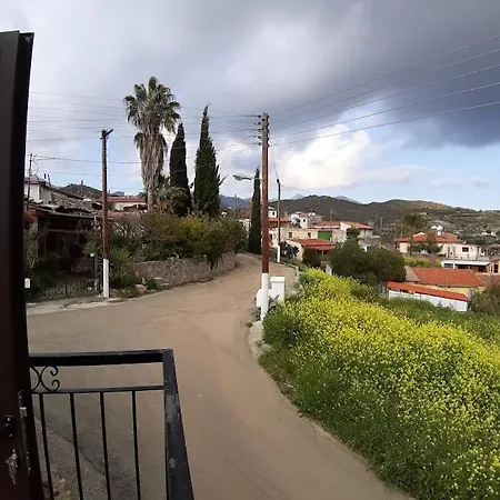 Дом отдыха The Rock House - Beautiful Countryside With Mandarins Oranges And Olive Trees,. Near Limassol At Eptagonia Village. Ephtagonia