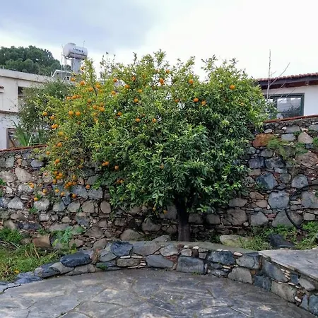Дом отдыха The Rock House - Beautiful Countryside With Mandarins Oranges And Olive Trees,. Near Limassol At Eptagonia Village. Ephtagonia