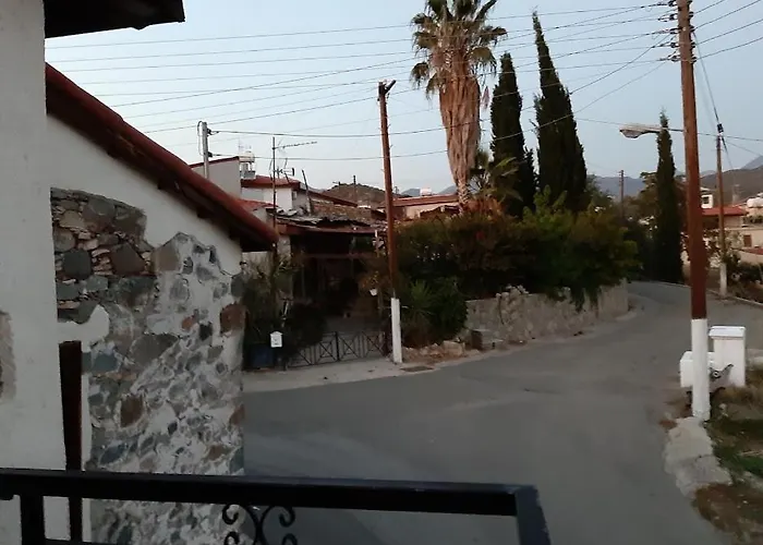 The Rock House - Beautiful Countryside With Mandarins Oranges And Olive Trees,. Near Limassol At Eptagonia Village. Semesterbostad