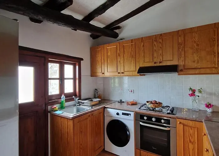 The Rock House - Beautiful Countryside With Mandarins Oranges And Olive Trees,. Near Limassol At Eptagonia Village. Feriehus