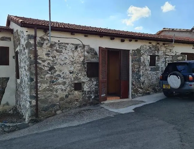 The Rock House - Beautiful Countryside With Mandarins Oranges And Olive Trees,. Near Limassol At Eptagonia Village. Feriehus Ephtagonia