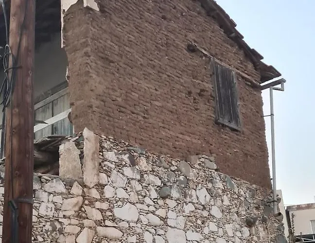 The Rock House - Beautiful Countryside With Mandarins Oranges And Olive Trees,. Near Limassol At Eptagonia Village. *