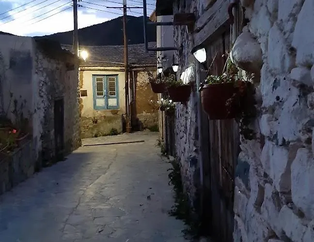 The Rock House - Beautiful Countryside With Mandarins Oranges And Olive Trees,. Near Limassol At Eptagonia Village. Feriehus *
